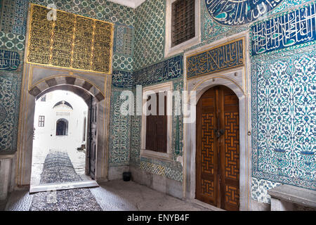 Xvii cen. Piastrelle di Iznik decorare le pareti della sala con una fontana in Harem presso il Palazzo di Topkapi, Istanbul, Turchia. Foto Stock