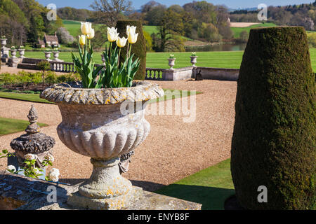 La vista dalla terrazza della struttura Bowood House nel Wiltshire. Foto Stock