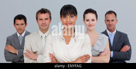 Imprenditrice afro-americana che conduce la sua squadra Foto Stock