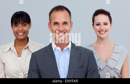 Imprenditore sorridente che conduce i suoi colleghi Foto Stock