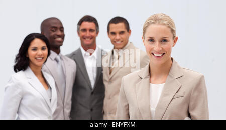 Sorridente imprenditrice portando il suo team Foto Stock