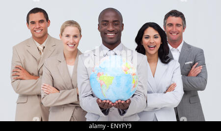 Imprenditore di afro-americana tenendo un globo terrestre con il suo team Foto Stock