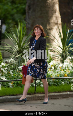 A Downing Street, Londra, Regno Unito. Il 12 maggio 2015. Ministri arrivano al 10 di Downing Street per la prima tutti i cabinet conservatori riuniti in 18 anni. Istruzione Segretario Nicky Morgan arriva. Credito: Malcolm Park editoriale/Alamy Live News Foto Stock