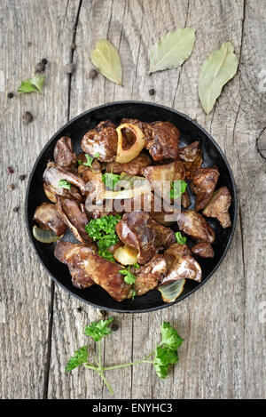 Fritti di fegato di pollo su un tavolo di legno, vista dall'alto Foto Stock