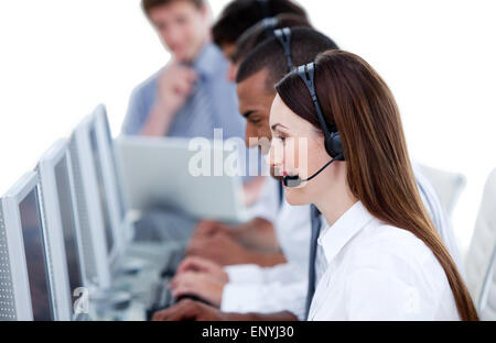 Sorridente team aziendali che lavorano in un call center contro uno sfondo bianco Foto Stock