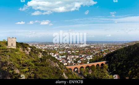 Panorama di Moedling e il bacino di Vienna (Austria inferiore) e il suo famoso acquedotto costruito nel XVIII secolo. Foto Stock