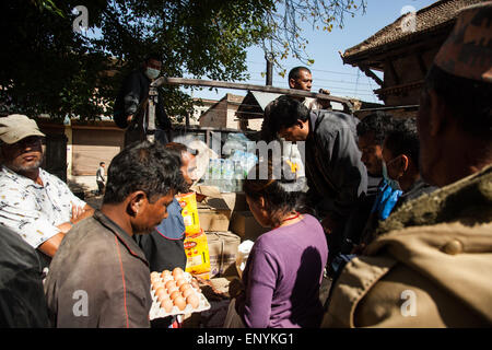 Materiali di consumo alimentare che viene erogata tra terremoto vittime colpite in Sankhu, Nepal. Foto Stock