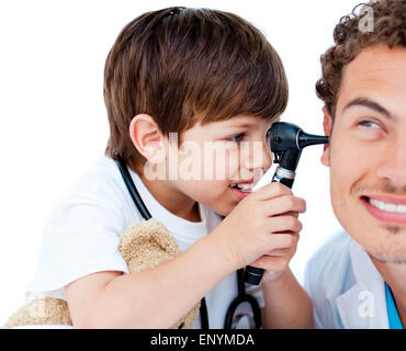 Carino bambino controllo medico le orecchie in ospedale Foto Stock