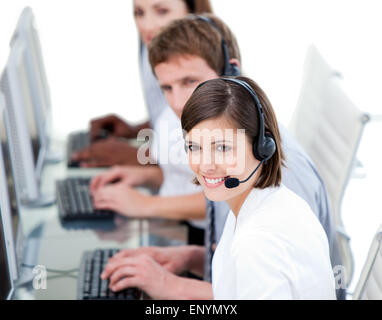 Young business team che lavora in un call center contro uno sfondo bianco Foto Stock