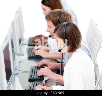 Serio lavoro di team in un call center contro uno sfondo bianco Foto Stock