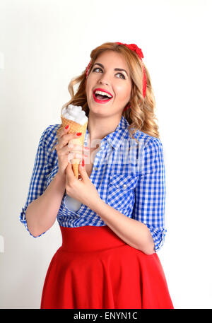 Bionda sorridente detiene una fetta di cono con gelato in stile retrò Foto Stock