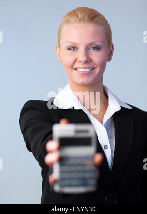 Business donna con in mano una calcolatrice Foto Stock