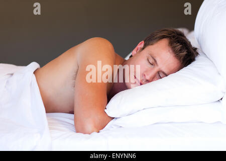 Giovane uomo dorme Foto Stock