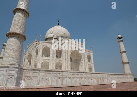 India, Agra il Taj Mahal. Famoso memoriale alla regina Mumtaz Mahal, circa 1632. UNESCO - Sito Patrimonio dell'umanità. Foto Stock