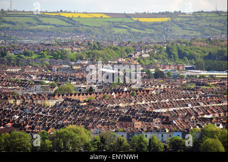La vista dei tetti di Bristol dalla parte superiore della Cabot Tower in Brandon Hill in Bristol. Foto Stock
