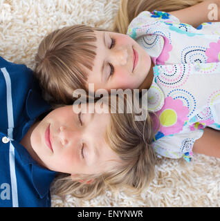I fratelli di dormire sul pavimento Foto Stock