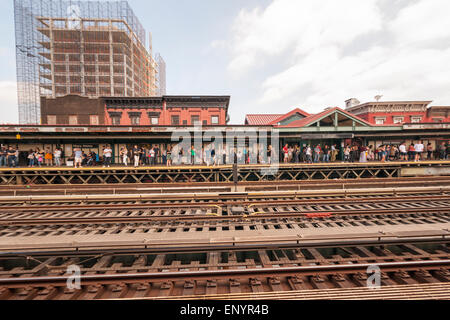 I passeggeri si affollano la piattaforma della metropolitana di Marcy Avenue stazione, il 'J' e 'M', linee di Williamsburg a Brooklyn in attesa di un treno per arrivare di domenica, 10 maggio 2015. Con la continua interruzione dovuta al mantenimento della 'L' linea Williamsburgers e visitatori di guardare alle altre vie di fuga o immettere il quartiere. (© Richard B. Levine) Foto Stock