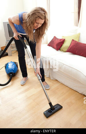 Ritratto di una giovane donna di aspirare Foto Stock
