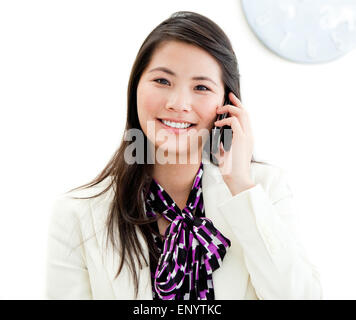 Ritratto di un fiducioso imprenditrice parlando al telefono in ufficio Foto Stock