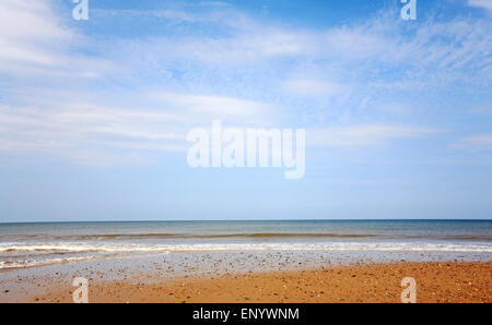 Una vista di sabbia, mare e cielo sulla costa est a Happisburgh, Norfolk, Inghilterra, Regno Unito. Foto Stock