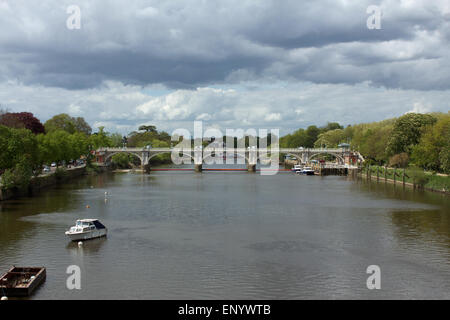 Blocco di Richmond e passerella sul fiume Tamigi, Inghilterra Foto Stock