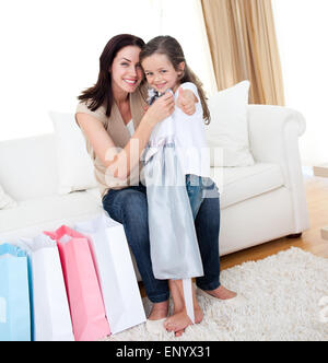 Bambina cercando su un abito con la sua madre Foto Stock