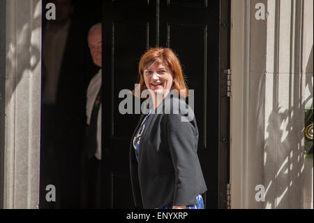 A Downing Street, Londra, Regno Unito. Il 12 maggio 2015. Ministri arrivano al 10 di Downing Street per la prima tutti i cabinet conservatori riuniti in 18 anni. Istruzione Segretario Nicky Morgan arriva. Credito: Malcolm Park editoriale/Alamy Live News Foto Stock