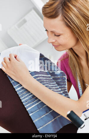 Pretty Woman la cucitura in cucina Foto Stock