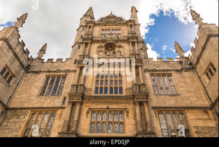 Basso angolo vista della facciata della torre dei cinque ordini, biblioteca Bodleian Library di Oxford, Inghilterra, Oxfordshire, Regno Unito. Foto Stock