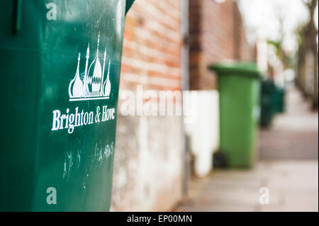 Green Brighton & Hove City Council rifiutare rifiuti raccoglitori wheelie in una strada residenziale di Brighton, East Sussex, Inghilterra, Regno Unito. Foto Stock