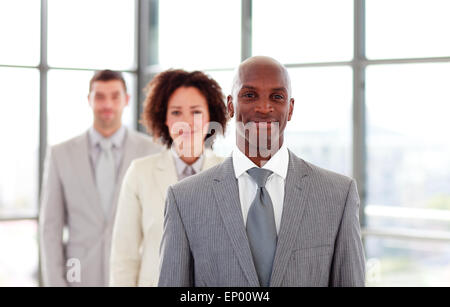 Sorridente imprenditore afro-americano che conduce i suoi colleghi Foto Stock