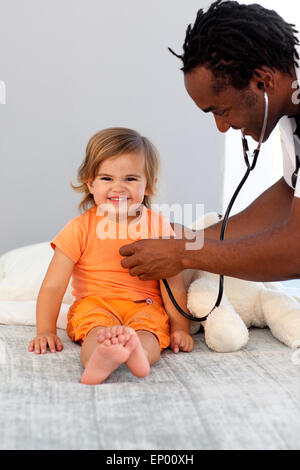 La cura medico con un bambino Foto Stock