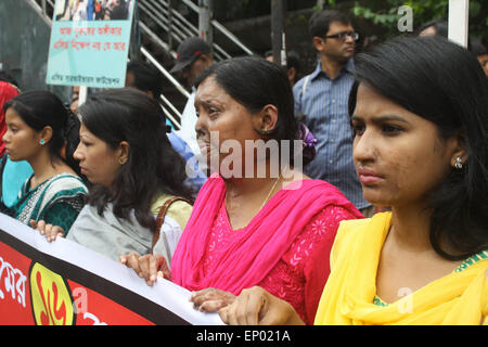 Dacca in Bangladesh. Il 12 maggio 2015. I sopravvissuti di acido Foundation in Bangladesh tenere una catena umana davanti al National Press Club per esigenze di controllo di acido Act 2002 e acido atto di violenza 2002 fortemente stabilire in Bangladesh. Credito: Mamunur Rashid/Alamy Live News Foto Stock