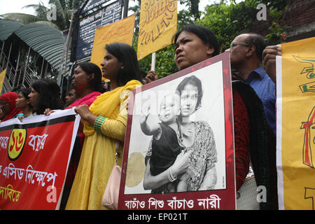 Dacca in Bangladesh. Il 12 maggio 2015. I sopravvissuti di acido Foundation in Bangladesh tenere una catena umana davanti al National Press Club per esigenze di controllo di acido Act 2002 e acido atto di violenza 2002 fortemente stabilire in Bangladesh. Credito: Mamunur Rashid/Alamy Live News Foto Stock