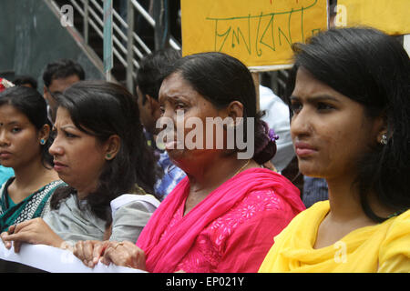 Dacca in Bangladesh. Il 12 maggio 2015. I sopravvissuti di acido Foundation in Bangladesh tenere una catena umana davanti al National Press Club per esigenze di controllo di acido Act 2002 e acido atto di violenza 2002 fortemente stabilire in Bangladesh. Credito: Mamunur Rashid/Alamy Live News Foto Stock