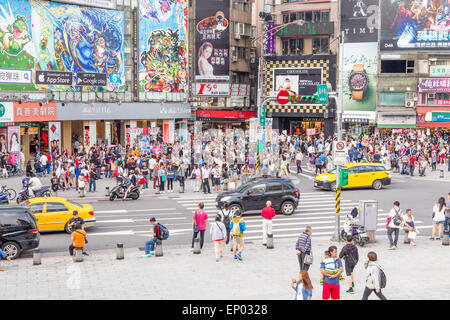 TAIPEI, Taiwan - 10 maggio folla nel distretto di Ximending, Taipei, Taiwan. Ximen è un centro della moda e della cultura per i giovani Foto Stock