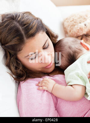 Ritratto di un bambino e sua madre dorme tranquillamente in poltrona a casa Foto Stock