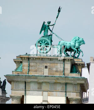 Die Quadriga auf dem Brandenburger Tor/ la Quadriga sulla Porta di Brandeburgo a Berlino. Foto Stock