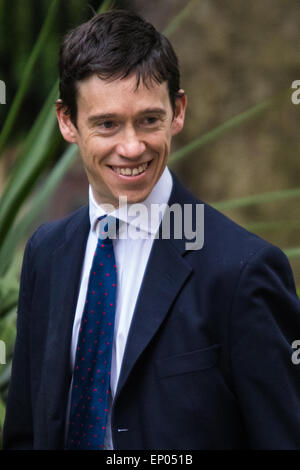 A Downing Street, Londra, Regno Unito. Il 12 maggio 2015. Il tutto-conservatori ministri si riuniscono per il loro primo incontro ufficiale a Downing Street. Nella foto: Parlamentare Sotto Segretario di Stato Rory Stewart Credito: Paolo Davey/Alamy Live News Foto Stock