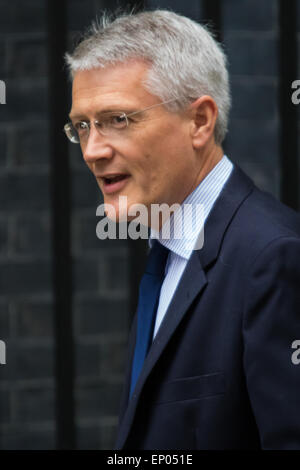 A Downing Street, Londra, Regno Unito. Il 12 maggio 2015. Il tutto-conservatori ministri si riuniscono per il loro primo incontro ufficiale a Downing Street. Nella foto: il Ministro dei trasporti Andrew Jones. Credito: Paolo Davey/Alamy Live News Foto Stock