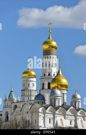 Cattedrale di Arcangelo (l'Arcangelo Michele) e Ivan grande campanile a torre del Cremlino di Mosca in Russia Foto Stock