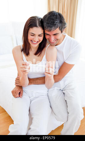 Coppia felice di trovare i risultati di un test di gravidanza Foto Stock