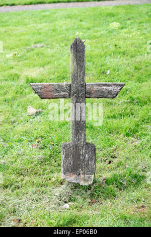 In legno antico marcatore grave Foto Stock