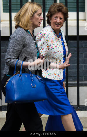 A Downing Street, Londra, Regno Unito. Il 12 maggio 2015. Il tutto-conservatori ministri si riuniscono per il loro primo incontro ufficiale a Downing Street. Nella foto: il Ministro di Stato presso il Foreign & Commonwealth Office La Baronessa Anelay , destra e ambra Rudd, Segretario di Stato per l'energia e il cambiamento climatico Credito: Paolo Davey/Alamy Live News Foto Stock