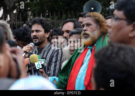 Dacca in Bangladesh. Il 12 maggio 2015. Bangladesh attivista e Ganajagaran Mancha forme protesta e un uomo-catena a Dhaka's Shahbagh martedì in segno di protesta contro l'assassinio di blogger di Ananta Bijoy Das a Dhaka il 12 Maggio 2015.It ha chiesto l'arresto immediato di assassini. Credito: Zakir Hossain Chowdhury/ZUMA filo/Alamy Live News Foto Stock