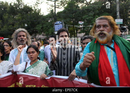 Dacca in Bangladesh. Il 12 maggio 2015. Bangladesh attivista e Ganajagaran Mancha forme protesta e un uomo-catena a Dhaka's Shahbagh martedì in segno di protesta contro l'assassinio di blogger di Ananta Bijoy Das a Dhaka il 12 Maggio 2015.It ha chiesto l'arresto immediato di assassini. Credito: Zakir Hossain Chowdhury/ZUMA filo/Alamy Live News Foto Stock