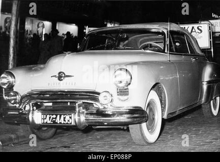 Ein 1953er Oldsmobile parkt auf der Reeperbahn Amburgo, 1950er Jahre. Un 1953 Oldsmobile auto a Hamburg Reeperbahn, 1950s. Foto Stock