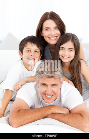 Happy familly guardando la telecamera Foto Stock