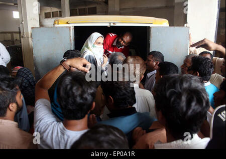 Funzionari di salvataggio di spostamento del corpo morto di ex Muttahida Qaumi Movement (MQM) Saulat attivista Mirza in una ambulanza per un Edhi la conservazione a freddo che è stato impiccato a Mach carcere martedì in tripla omicidio caso è stato dichiarato essere calmo e tranquillo al patibolo, presso l'aeroporto internazionale di Jinnah a Karachi il Martedì, 12 maggio 2015. Ex Muttahida Qaumi Movement (MQM) Saulat attivista Mirza fu eseguito oggi mattina alle 4:30 AM, per l'assassinio dell'ex KESC managing director Shahid Hamid, il suo autista e la guardia in 1997. Foto Stock