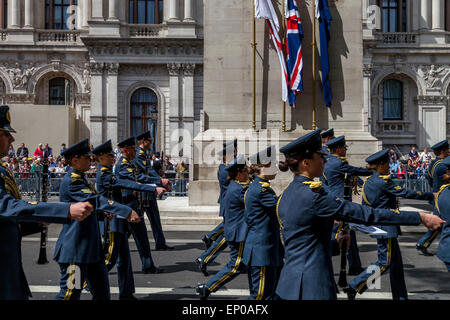 I membri della Royal Air Force marzo passato il cenotafio in occasione del settantesimo anniversario del giorno ve, Londra, Inghilterra Foto Stock